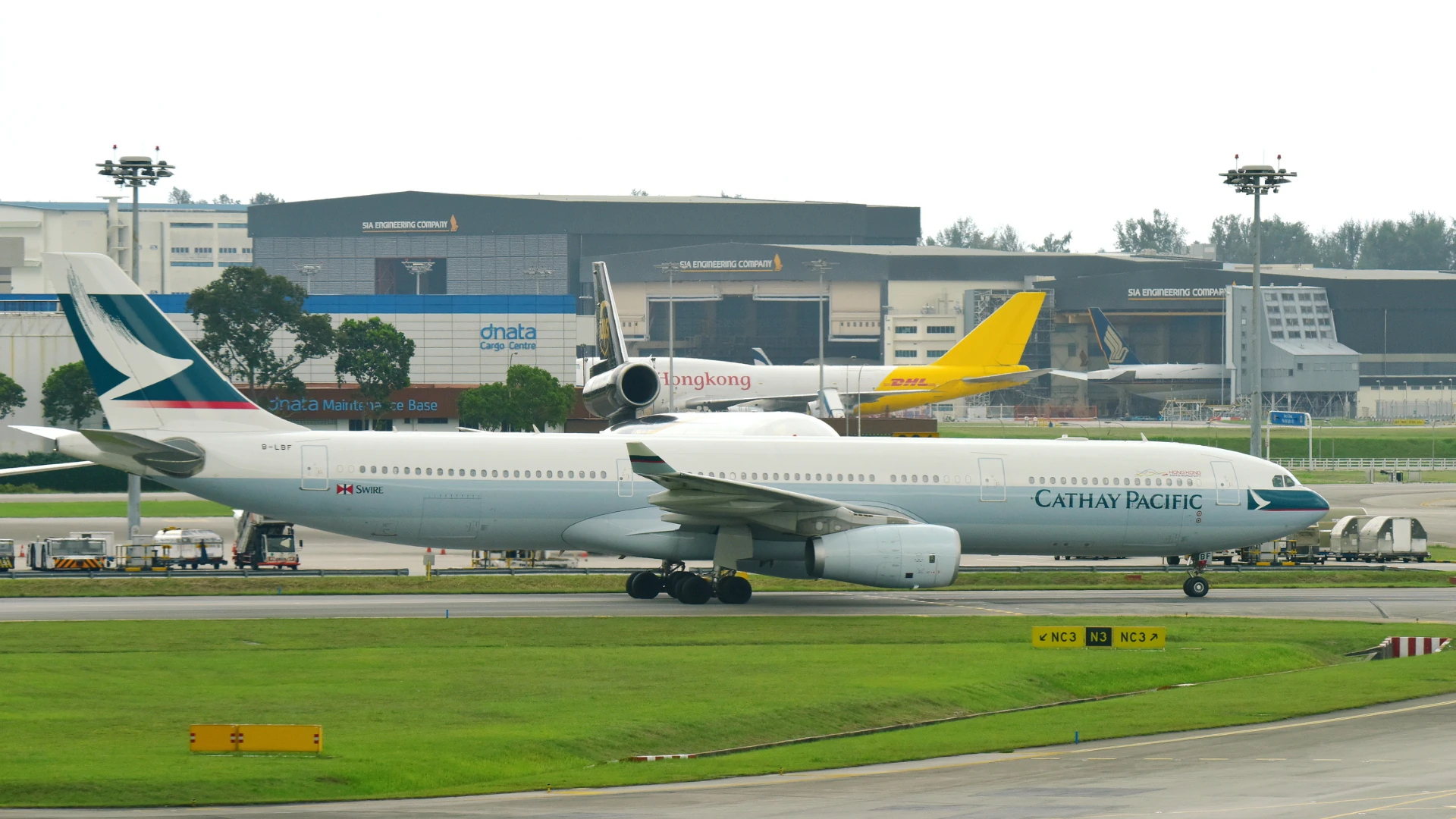 Busy Changi Airport tarmac for Singapore to Malaysia airport transfer service
