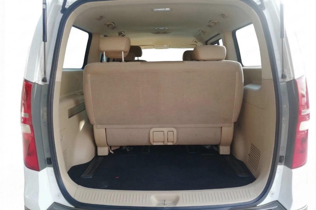 Maximum luggage storage capacity of Hyundai Starex 11 seater private car SG to JB