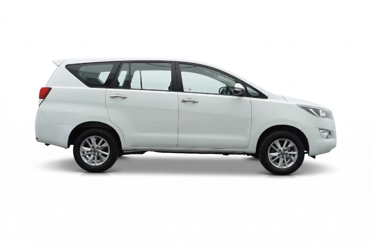 Maximum luggage capacity of Toyota Innova 7 seater private car for SG to JB border transfer