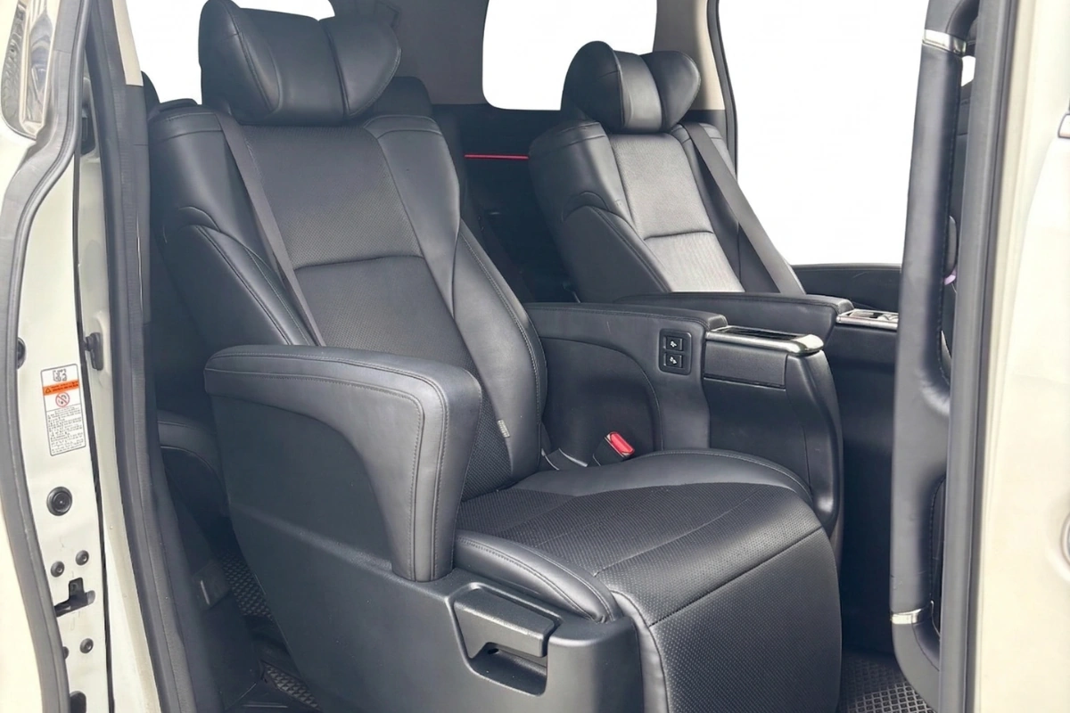 Premium pilot seats inside Toyota Alphard luxury 7 seater private car SG to JB